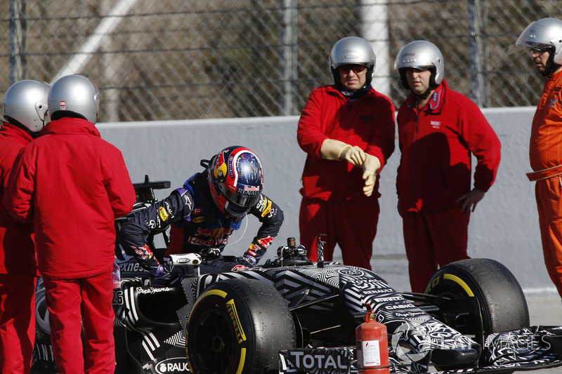 Daniil Kvyat, Red Bull Racing RB11 detenido en pista