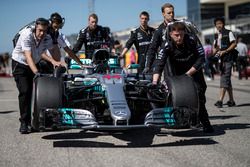 Механики Mercedes AMG F1 и автомобиль W08 Льюиса Хэмилтона