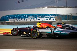 Max Verstappen, Red Bull Racing RB12, en Nico Rosberg, Mercedes F1 W07 Hybrid