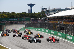 Старт гонки: лидирует Валттери Боттас, Mercedes AMG F1 W08