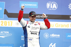 Podio: il terzo classificato Tom Chilton, Sébastien Loeb Racing, Citroën C-Elysée WTCC