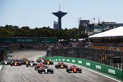 Valtteri Bottas, Mercedes AMG F1 W08, Sebastian Vettel, Ferrari SF70H, Kimi Raikkonen, Ferrari SF70H, Max Verstappen, Red Bull Racing RB13, Sergio Perez, Sahara Force India F1 VJM10, the rest of the field at the start