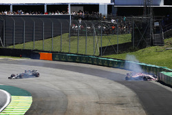 Romain Grosjean, Haas F1 Team VF-17 and Esteban Ocon, Sahara Force India F1 VJM10 crash