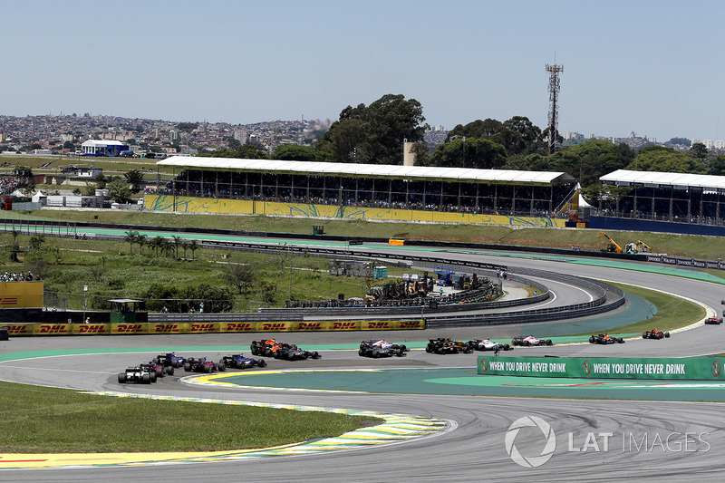 Kevin Magnussen, Haas F1 Team VF-17, Daniel Ricciardo, Red Bull Racing RB13 and Stoffel Vandoorne, McLaren MCL32 collide at the start of the race