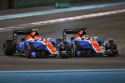 Esteban Ocon, Manor MRT05 battles with Pascal Wehrlein, Manor MRT 05