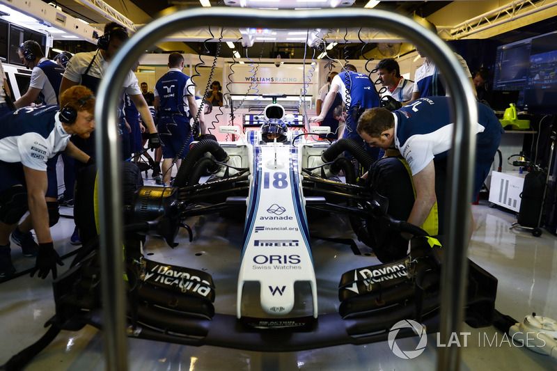 Mechanics working on the car of Lance Stroll Williams FW40