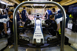 Meccanici a lavoro sulla macchina di Lance Stroll, Williams FW40