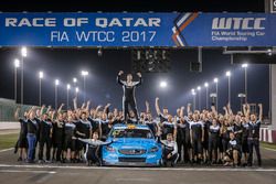 Wereldkampioen Thed Björk, Polestar Cyan Racing, Volvo S60 Polestar TC1 met het team