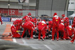 Antonio Giovinazzi, Ferrari F60, pit stop
