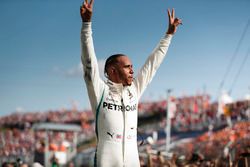 Winnaar Lewis Hamilton, Mercedes AMG F1 in Parc Ferme