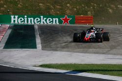 Kevin Magnussen, Haas F1 Team VF-18 runs wide