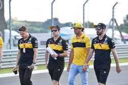 Carlos Sainz Jr., Renault Sport F1 Team, cammina lungo il circuito
