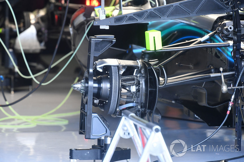 Mercedes-AMG F1 W09 front barke and wheel hub detail