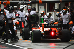 Fernando Alonso, McLaren MCL33, au stand