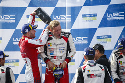 Le vainqueur Ott Tanak, Toyota Gazoo Racing, le deuxième, Mads Ostberg, Citroën World Rally Team