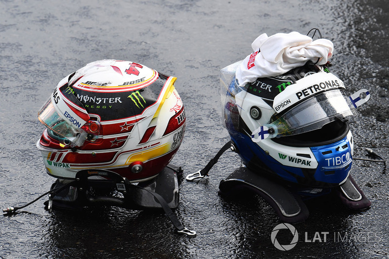 Los cascos de Lewis Hamilton, Mercedes-AMG F1 y Valtteri Bottas, Mercedes-AMG F1 en el parque cerrado