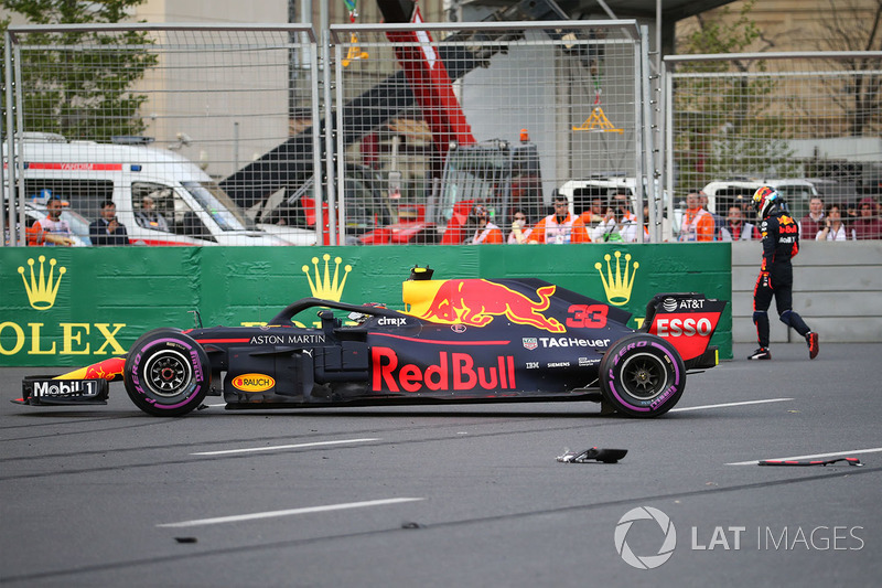 La voiture endommagée de Max Verstappen, Red Bull Racing RB14
