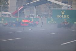 L'incidente tra Max Verstappen, Red Bull Racing RB14 e Daniel Ricciardo, Red Bull Racing RB14