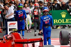 Kevin Magnussen, Haas F1, Brendon Hartley, Scuderia Toro Rosso et Pierre Gasly, Scuderia Toro Rosso, dans le parc fermé