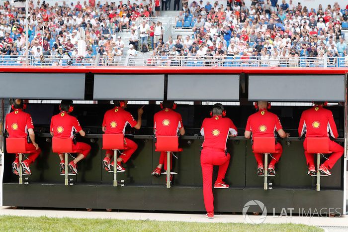 El equipo de Ferrari en el muro