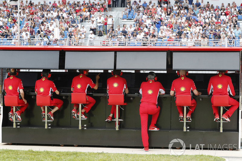 L'équipe Ferrari sur le muret des stands