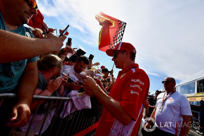 Kimi Raikkonen, Ferrari, firma autógrafos a los fans