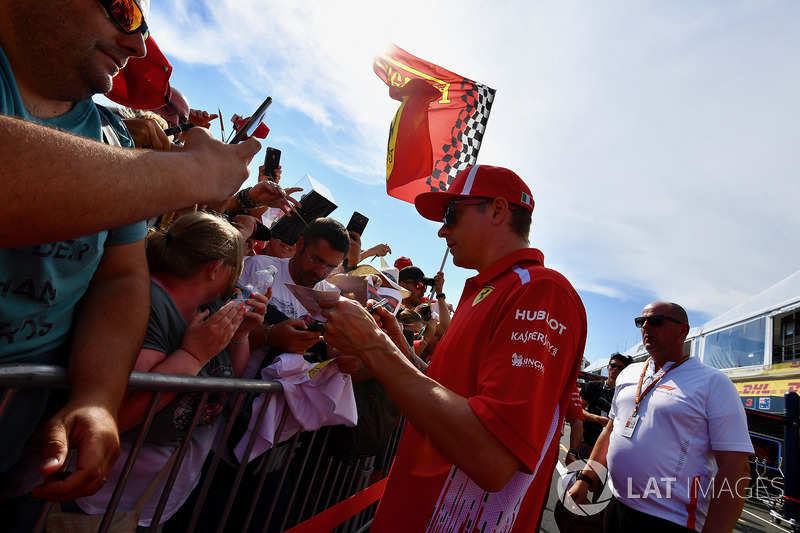 Kimi Raikkonen, Ferrari, firma autógrafos a los fans