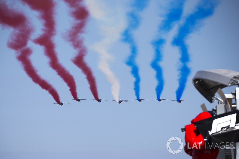 La Patrouille de France survole le circuit