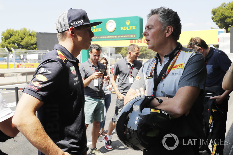 Max Verstappen, Red Bull Racing, con Mario Isola, Pirelli Motorsport