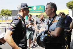 Max Verstappen, Red Bull Racing, avec Mario Isola, Racing Manager, Pirelli Motorsport