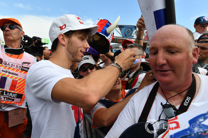 Pierre Gasly, Scuderia Toro Rosso signs autographs for the fans