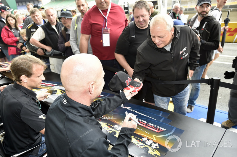 #63 Corvette Racing Chevrolet Corvette C7.R: Jan Magnussen, autograph session