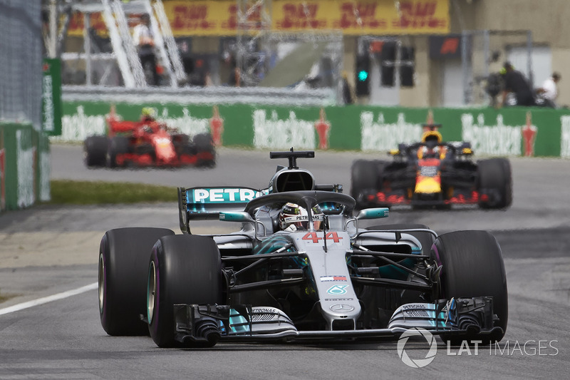 Lewis Hamilton, Mercedes AMG F1 W09, y Daniel Ricciardo, Red Bull Racing RB14