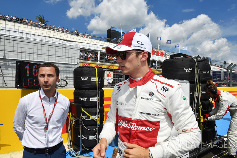 Charles Leclerc, Sauber, sur la grille avec son manager Nicolas Todt