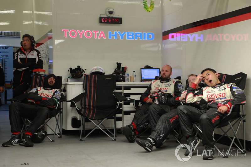 Механики в боксах начали засыпать. Даже парни из Toyota Gazoo Racing