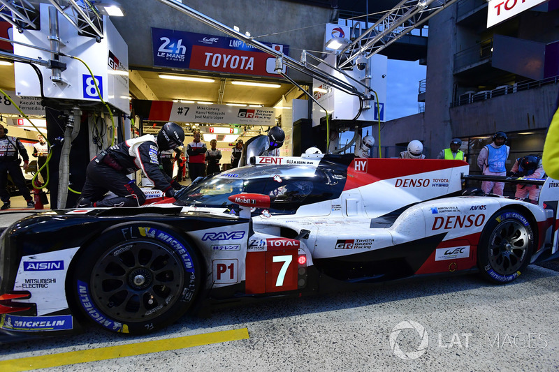 #7 Toyota Gazoo Racing Toyota TS050: Mike Conway, Kamui Kobayashi, Jose Maria Lopez, pit stop