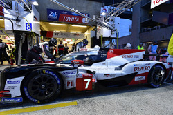 #7 Toyota Gazoo Racing Toyota TS050: Mike Conway, Kamui Kobayashi, Jose Maria Lopez, pit stop