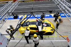 #64 Corvette Racing Chevrolet Corvette C7.R: Oliver Gavin, Tommy Milner, Marcel Fassler, pit stop