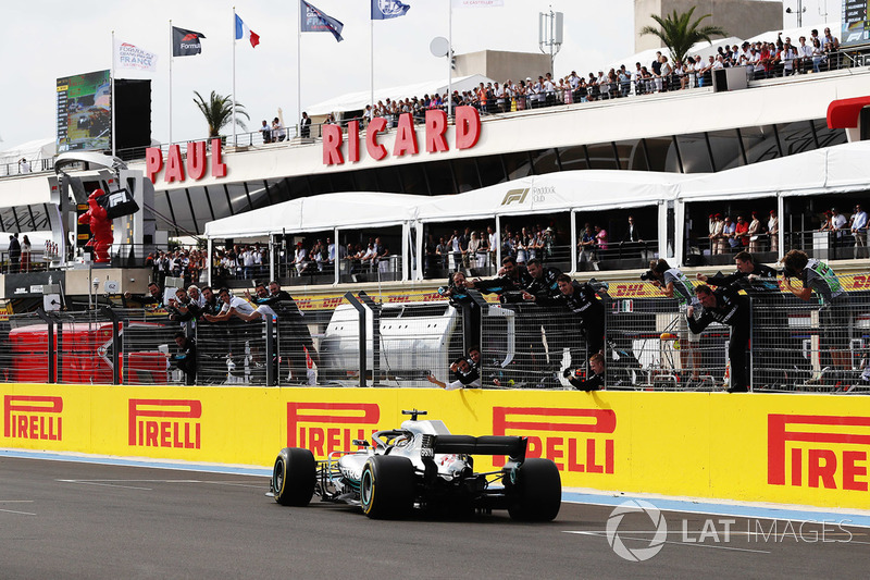 Lewis Hamilton, Mercedes AMG F1, se lleva la bandera a cuadros