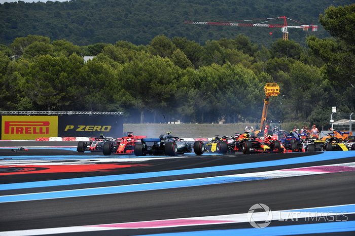 Lewis Hamilton, Mercedes-AMG F1 W09 lidera al inicio de la carrera mientras Sebastian Vettel, Ferrari SF71H golpea a Valtteri Bottas, Mercedes-AMG F1 W09