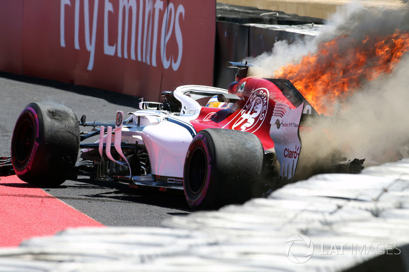 Авария и пожар: Маркус Эрикссон, Alfa Romeo Sauber C37