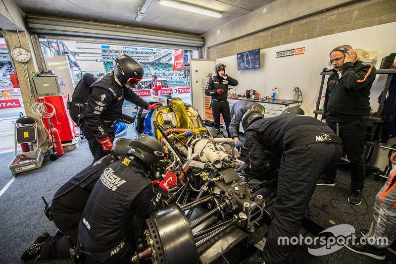 Crew members work on the CEFC TRSM RACING Ginetta G60-LT-P1