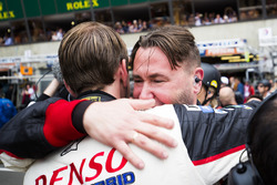 Les mécaniciens Toyota célèbrent la victoire au Mans