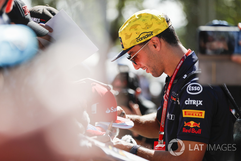 Daniel Ricciardo, Red Bull Racing, signs autographs