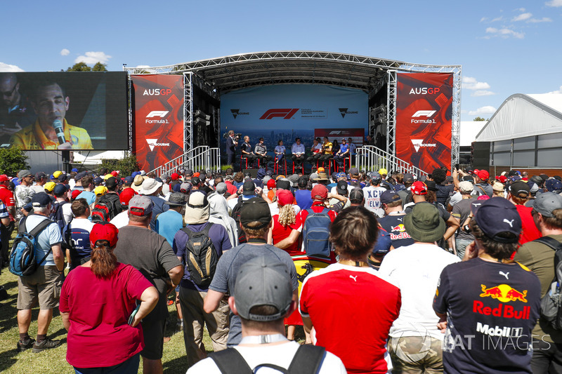 Bob Fernley, Deputy Team Principal, Force India, Guenther Steiner, Team Principal, Haas F1, Claire W