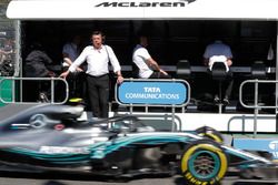 Eric Boullier, directeur de la compétition, McLaren, tandis que Valtteri Bottas, Mercedes AMG F1 W09, passe