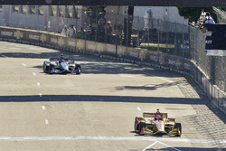 Ryan Hunter-Reay, Andretti Autosport Honda franchit la ligne en vainqueur sous le drapeau à damier