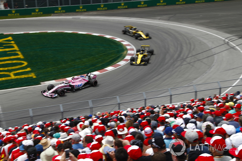 Esteban Ocon, Force India VJM11, por delante de Nico Hulkenberg, Renault Sport F1 Team R.S. 18 y Carlos Sainz, Renault