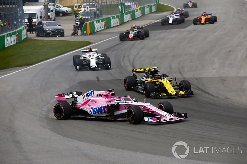 Sergio Perez, Force India VJM11, en lutte avec Carlos Sainz Jr., Renault Sport F1 Team R.S. 18