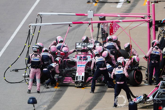 Sergio Perez, Force India VJM11, hace un pit stop